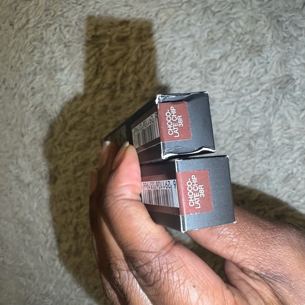 Huda Beauty Overachiever Concealer in color Chocolate Chip- 38R